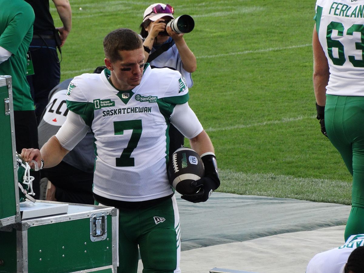 Trevor Harris dropping back to pass in a Saskatchewan Roughriders uniform.